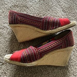 Women’s TOMS Open-toed Espadrille Wedges Red and Multi-color Pattern Size 8.5W